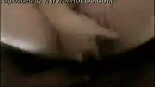 امرأة سمراء في سن المراهقة شرائط قبالة سراويل ولعبة دونغ على ...